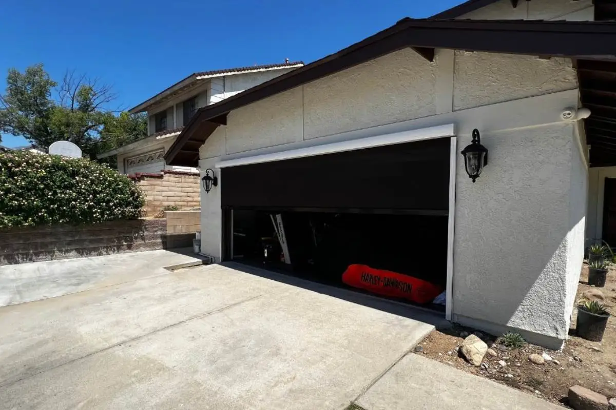 Impulse-welded zipper track on Apollo retractable garage screen fabric